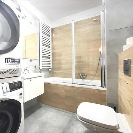 Superior Komputerowa, 4 Rooms, 3 Bedrooms, Airport-city Train, Metro! 24h Reception! Lägenhet
