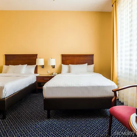 Hotel Courtyard By Marriott Airport