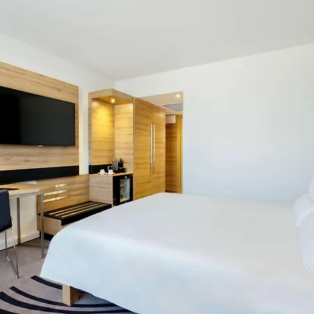 نوفوتيل مطار 4*