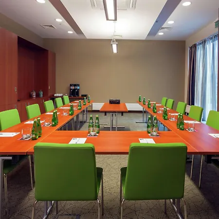 Hotel Hampton By Hilton Airport 3*