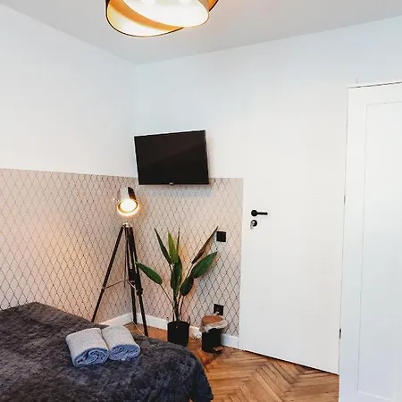 Clicktheflat Jasna Palace Of Culture Homestay *