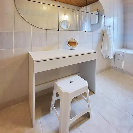 Bed and breakfast Husarska 60