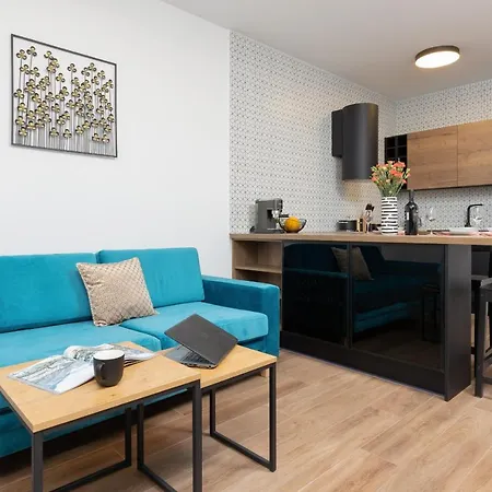 Srodmiescie Muranow With Parking By Renters