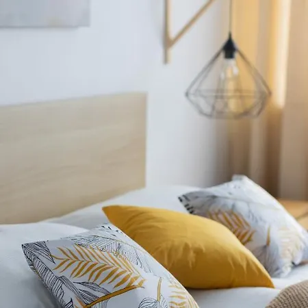 Wola With Balcony Sokolowska By Renters 아파트 *