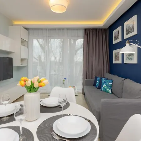 아파트 Wola With Balcony Sokolowska By Renters 바르샤바