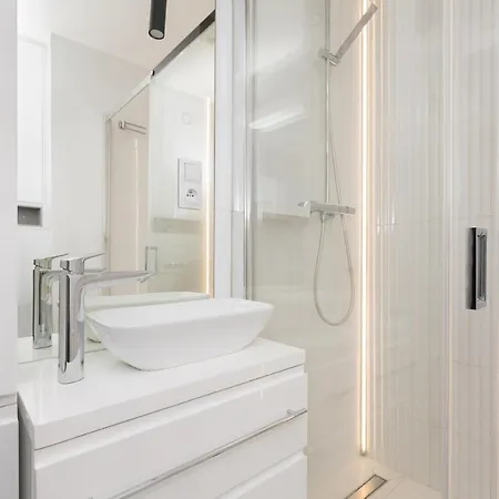 Bielany 3 Min From Metro With 5-meals Per Day Diet Catering, Air Conditioning And Free Parking Apartament *