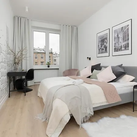 Spacious With Panoramic View Of By Renters * وارسو