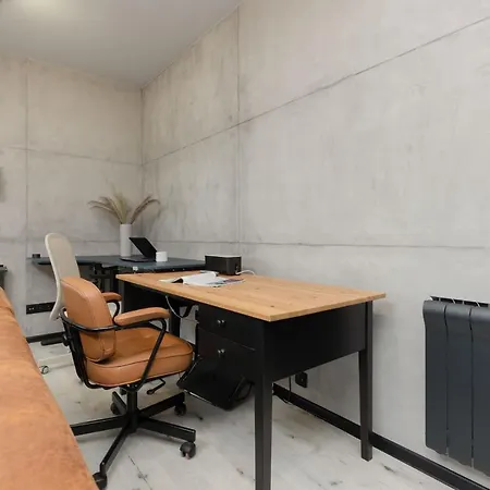 Industrial Pet-friendly With Movie Projector By Renters * ורשה