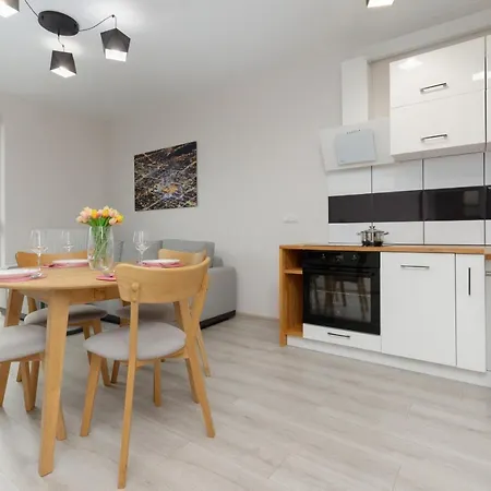 Urban Wings - Airport With Parking & Balcony By Renters Apartament