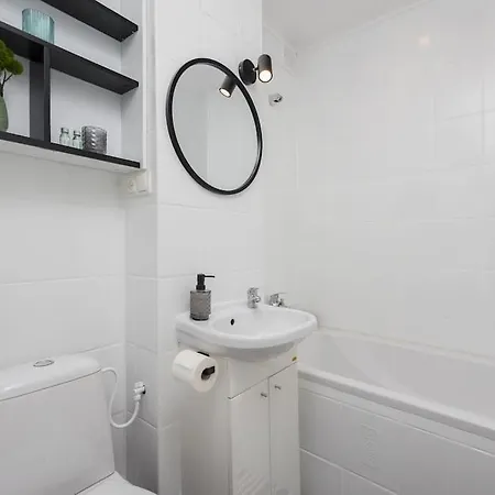 Specious Center With Park View Apartment Warsaw