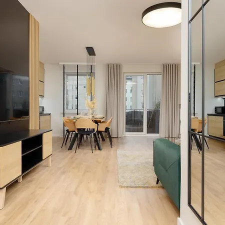 Spacious In With Balcony And Parking By Renters Warschau