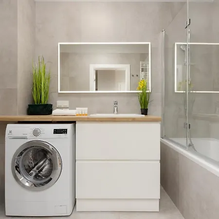 Spacious In With Balcony And Parking By Renters Warschau