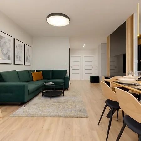 Spacious In With Balcony And Parking By Renters Appartement