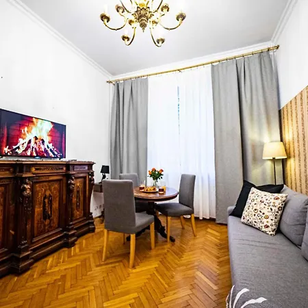 Appartamento With Antique Furniture In The Old Town, Metro