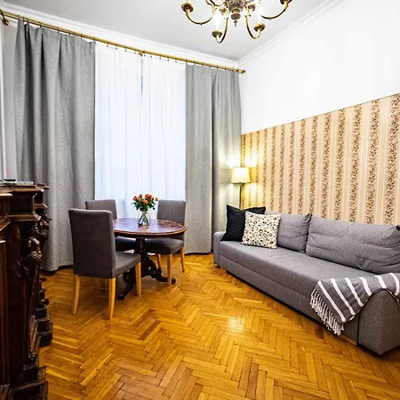 With Antique Furniture In The Old Town, Metro Appartamento
