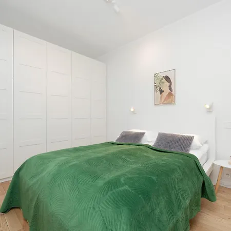 Apartment Srodmiescie Muranow With Parking By Renters Warsaw