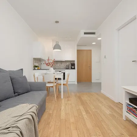 Apartment Srodmiescie Muranow With Parking By Renters *
