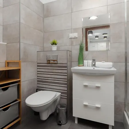 Urban Wings - Airport With Parking & Balcony By Renters Apartament *