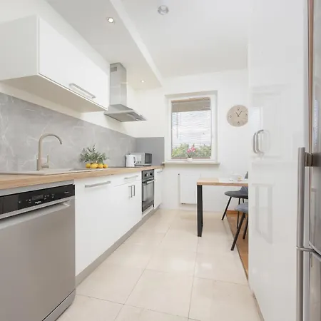 Wyjatkowy Z 3 Sypialniami I Balkonem By Renters Warszawa