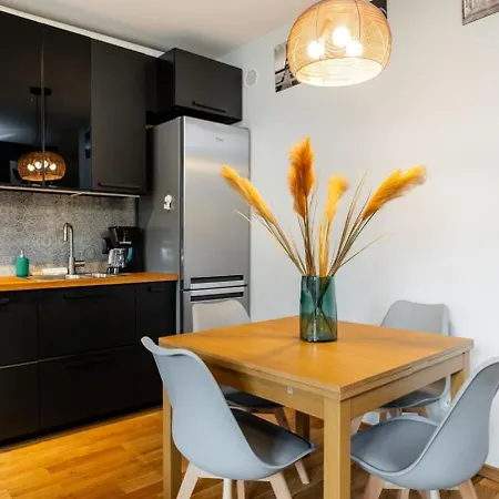 Modern 70M Apartment With Private Garden Metro