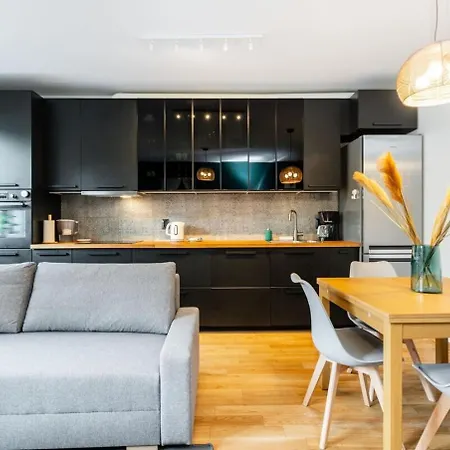 Modern 70M Apartment With Private Garden Metro *