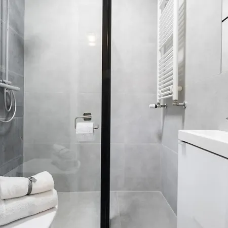 Modern 70M Apartment With Private Garden Metro Apartment *