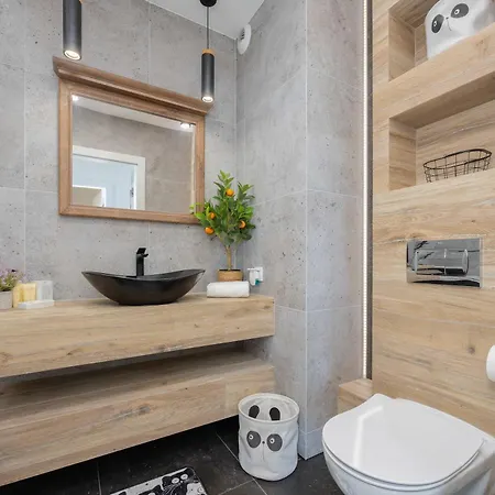 Exceptional In With Parking By Renters Apartament