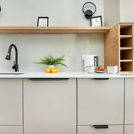 Air Conditioned In With Parking And Bathtub By Renters Apartment *
