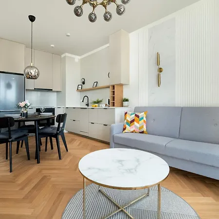 Air Conditioned In With Parking And Bathtub By Renters * Warsaw