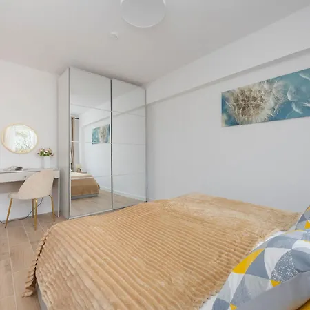 Bright Close To Centre By Renters Lägenhet