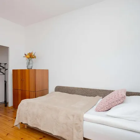 Spacious House With Parking & Garden By Renters بيت للعطل *