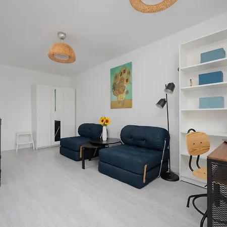 Bright Close To Centre By Renters Lägenhet *