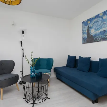 Bright Close To Centre By Renters Lägenhet *