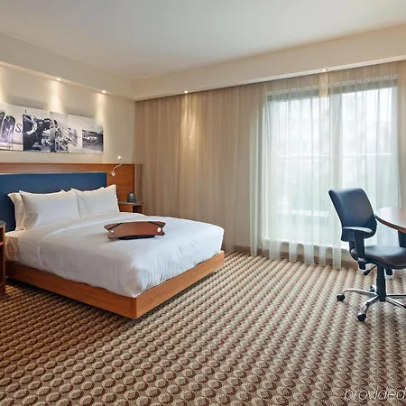 Hotel Hampton By Hilton Airport 3*