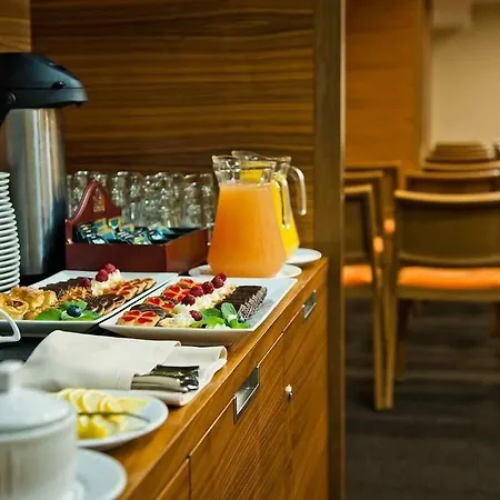 Mercure Airport מלון 4*