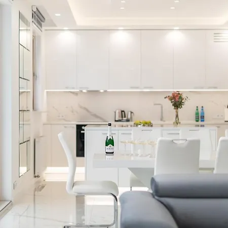 Karolkowa 28a - Luminous With Balcony By Renters Prestige * Варшава