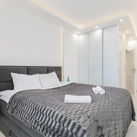 Karolkowa 28a - Luminous With Balcony By Renters Prestige Апартаменты *