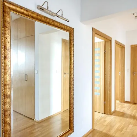 Vive Modern 3-bedroom Flat In Guarded Estate, Parking Warsaw