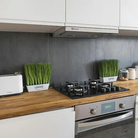 Apartament Ul.solidarności 64 36 M2 Apartament *