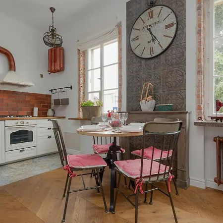 Apartment On The Square By Renters