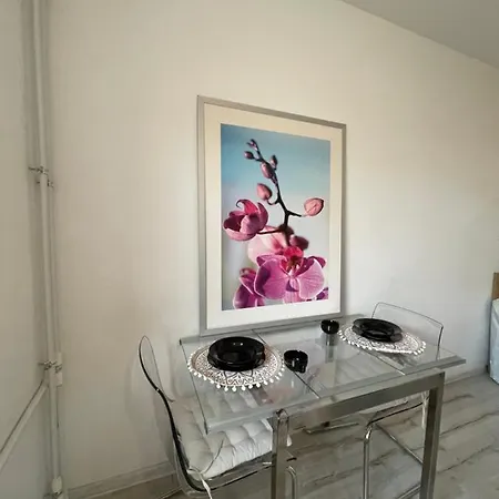 Aleje Jerozolimskie: With Free Parking Apartment
