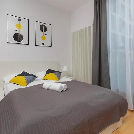 Kolejowa By Renters Apartament