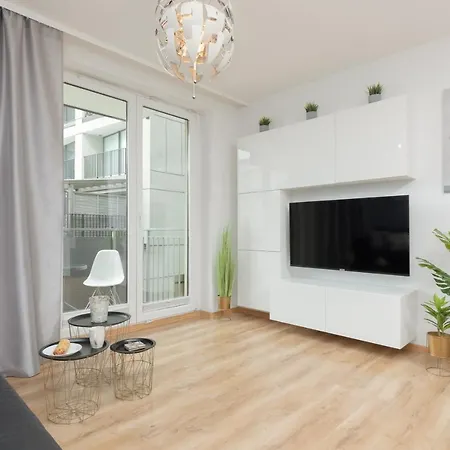 Wawrzyszewska By Renters Apartment *