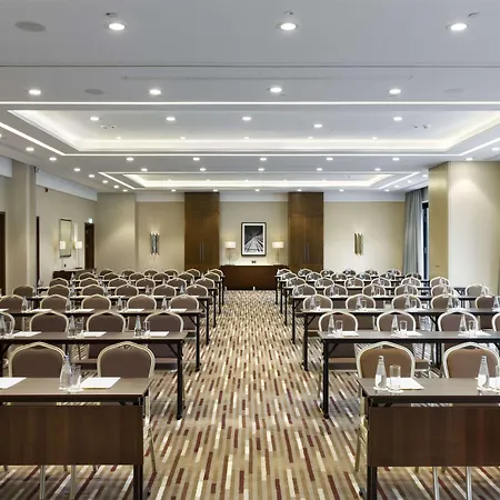 Doubletree By Hilton & Conference Centre מלון