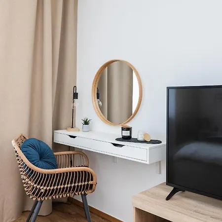 Airport Hynka By Arrenda Apartament