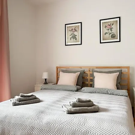 Flower House Chopin Airport Hostal *