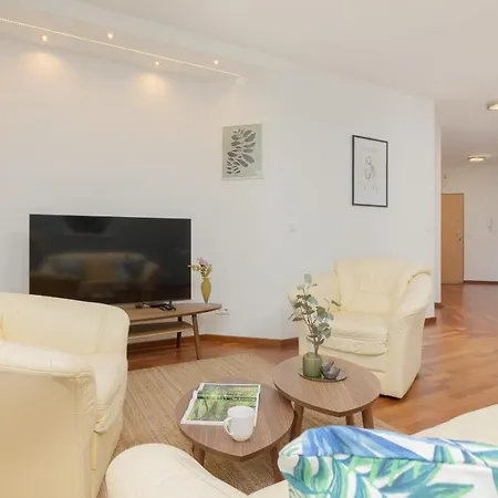 Slominskiego By Renters Apartment