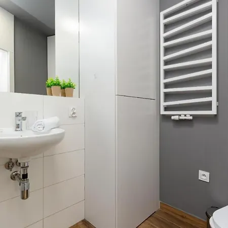 Modern With Balcony Near Hilton * Warszawa