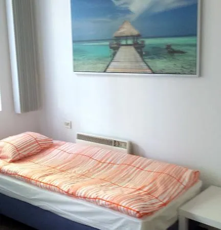 Erasmus House Hostel *