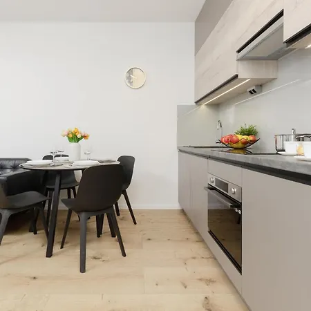 Apartment Two-bedroom Elegant With Parking Praga By Renters